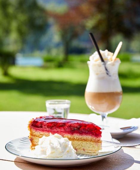 Eis und Kuchen auf der Seeterrasse