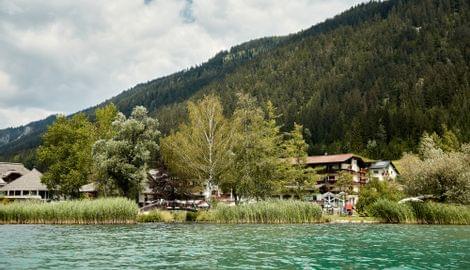 Blick vom Weissensee auf das Hotel Lacus