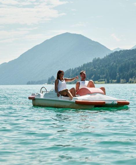 Mit dem Tretboot unterwegs am Weissensee