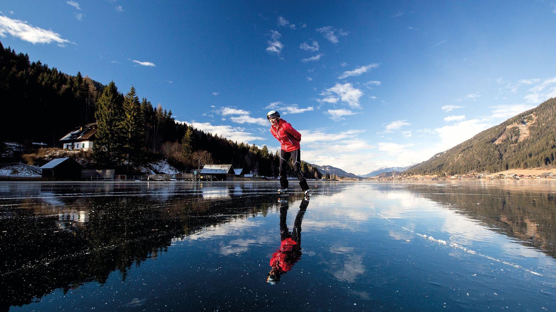 Eislaufen vor dem Hotel am Weissensee während der Weihnachten in Österreich