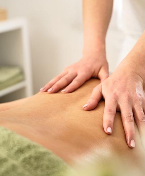 Professionelle Rückenmassage in Wellnesspraxis mit entspannter Atmosphäre