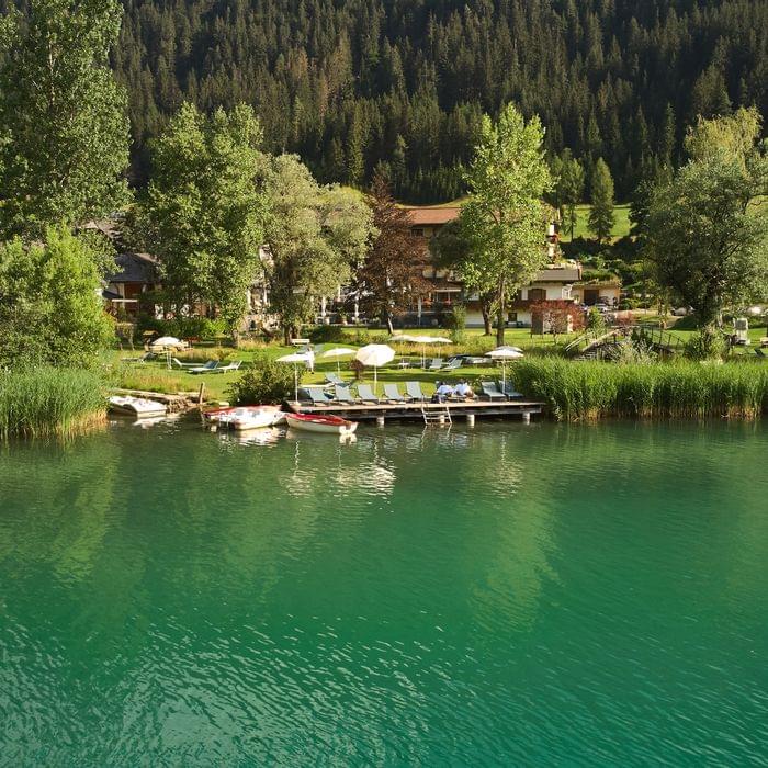 Entspannen im Seegarten am Weissensee im Hotel Lacus