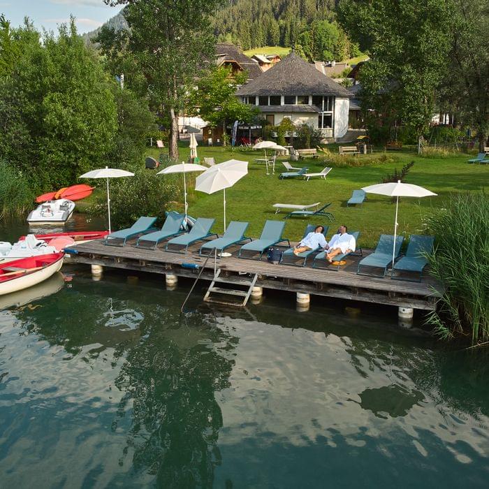 Liegebereich mit Direkteinstieg in den Weissensee