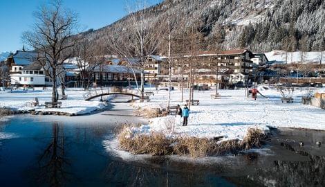 Großzügige Gartenanlage im Hotel Lacus am Weissensee