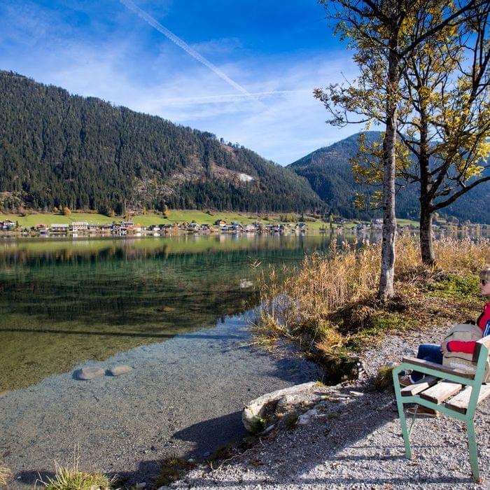 Ausblick von einer der unzähligen Bänke auf den Weissensee