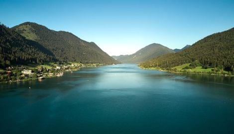 Panoramablick auf den Weissensee in Kärnten umgeben von Bergen und grüner Landschaft