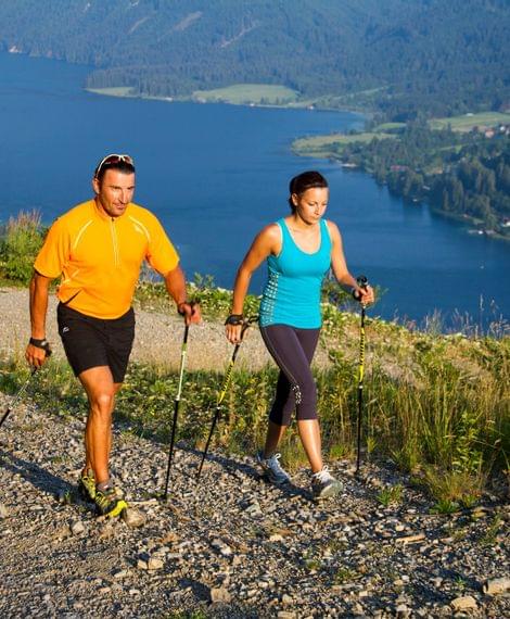 Paar beim Nordic Walking am Weissensee
