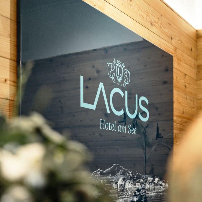 Lacus - Hotel am See - Logo im Eingangsbereich