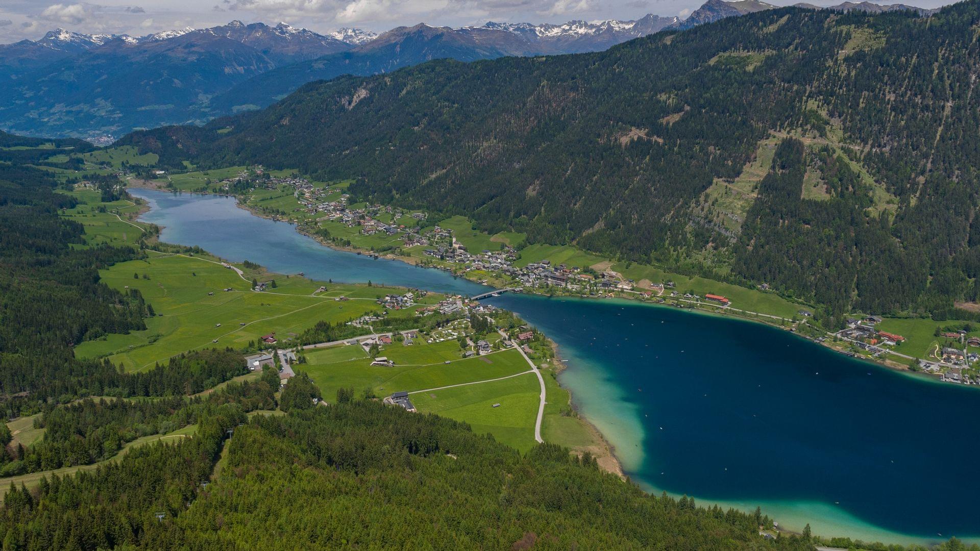 Luftaufnahme vom Weissensee und Techendorf