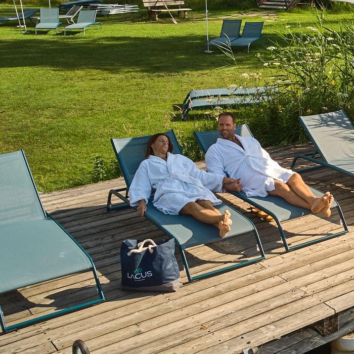 Sonnenliegen im Seegarten am Weissensee