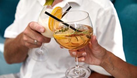 Erfrischende Getränke auf der Terrasse