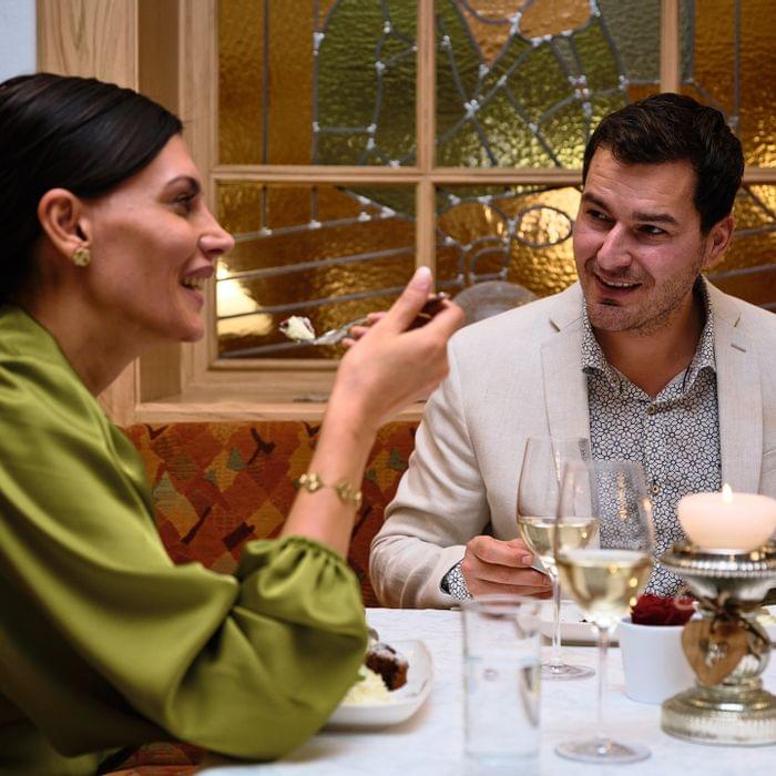 Paar beim Abendessen im Hotel Lacus