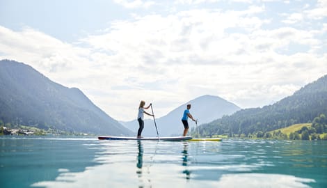 Paar am Stand Up Paddeln im Weissensee in Kärnten