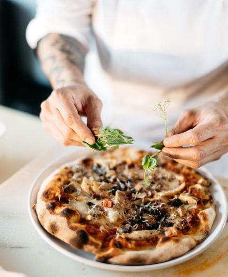 Pizza essen im Wirtmoser am Weissensee