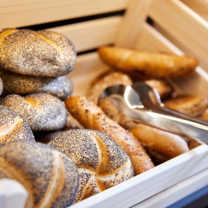 Frisches Gebäck am reichhaltigen Frühstücksbuffet