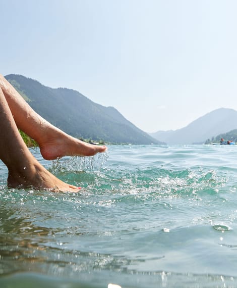 Beine im Wasser vom Weissensee