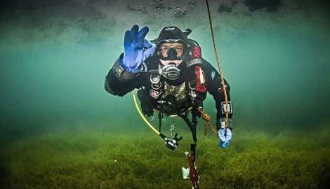 Taucher bei einem Tauchgang