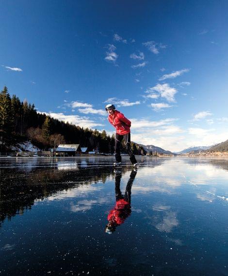 eislaufen am klaren see