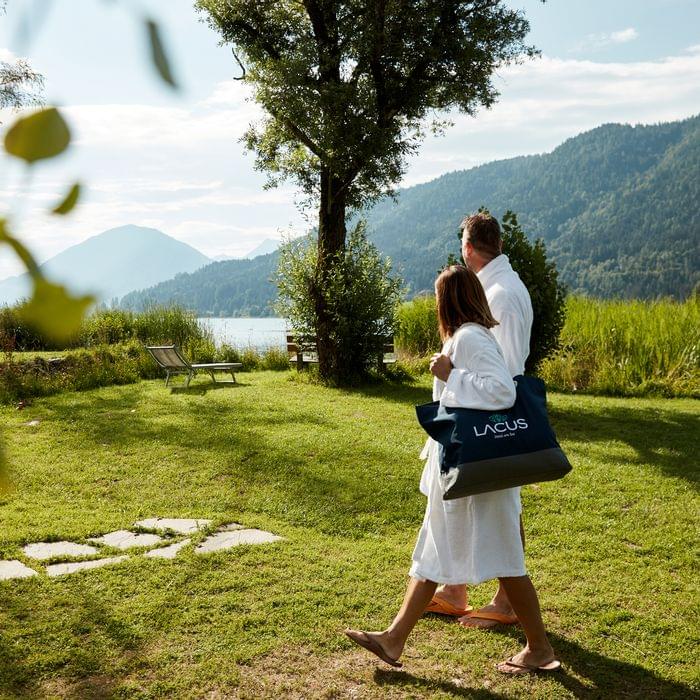 Hotelgäste im Seegarten am Weissensee