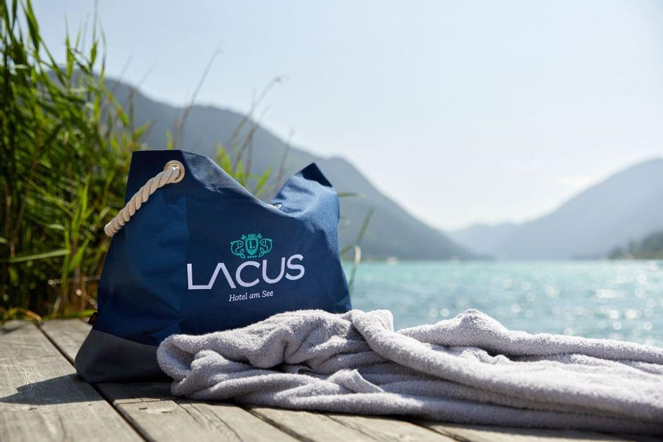 Badetasche am Steg - Blick auf den Weissensee