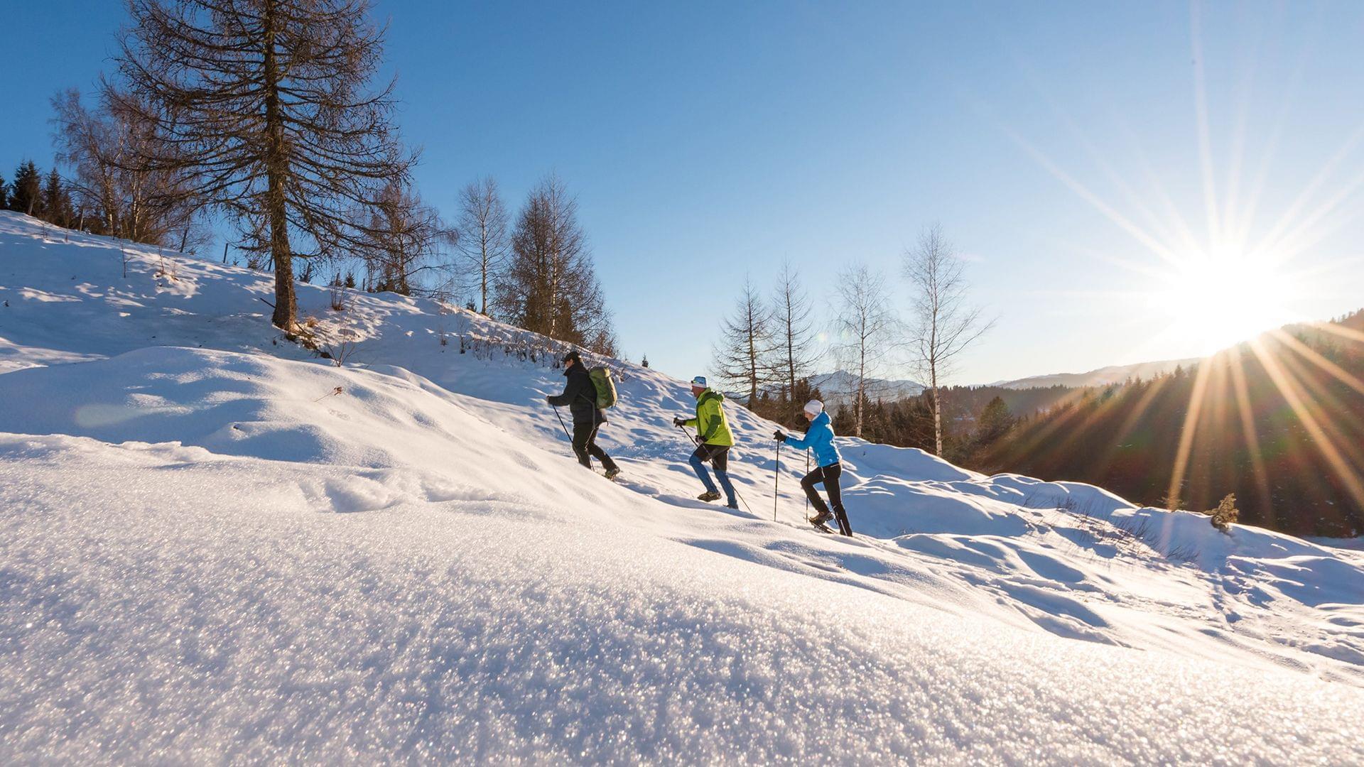 Urlaub über Weihnachten in Österreich: Winterwandern am sonnigen Weissensee