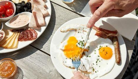 Frühstück mit Spiegelei im Hotel Lacus