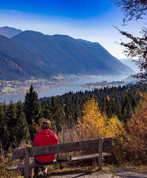 Wandern im goldenen Herbst am Weissensee