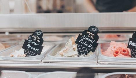 Verschiedene Eissorten im Lacus