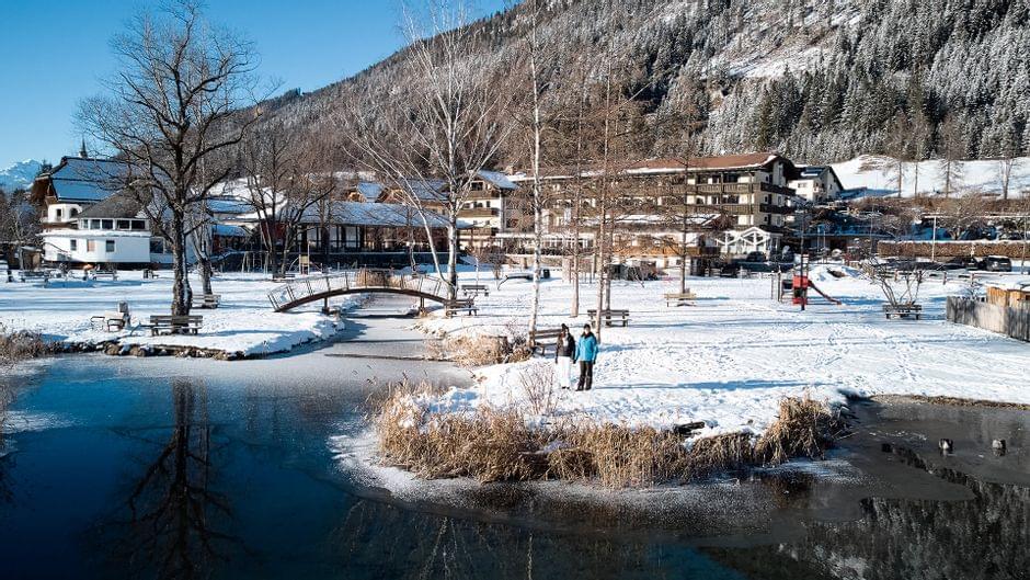 Blick auf den Seegarten und das Hotel Lacus im Winter