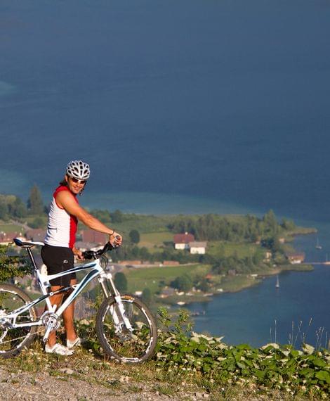 Mountainbiker mit Blick auf den Weissensee