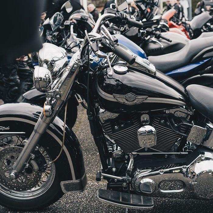 Schwarze Harley-Davidson Heritage Softail geparkt bei einem Motorradtreffen